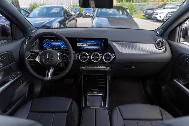 Mercedes-Benz EQA 250+ Business Solution Luxury 71 kWh | Panoramaschuifdak | Rijassistentiepakket | Winter pakket | Burmester | Achteruitrijcamera | Dodehoekassistent |