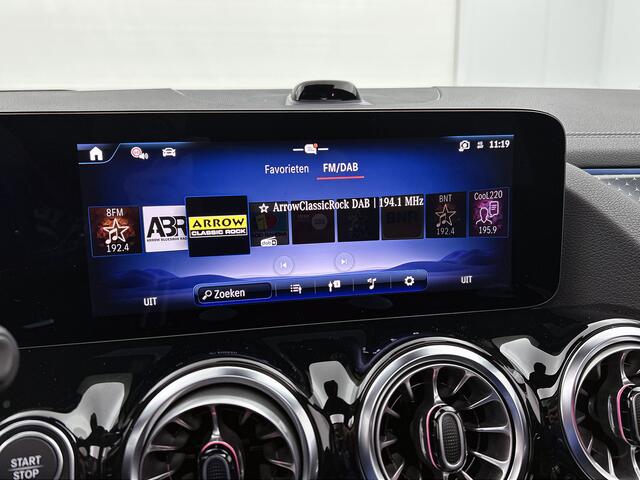Mercedes-Benz EQA 250+ Business Solution AMG 71 kWh | Premium pakket | Nightpakket | AMG leder pakket | DISTRONIC | Panoramaschuifdak | 20 inch multispaaks lichtmetalen velgen | Smartphone integratie | 360° camera |