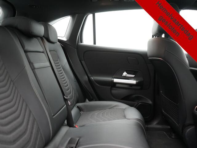Mercedes-Benz EQA 250 Business Line 66 kWh 191pk Dealer O.H. | Panodak | MBUX Widescreen Navi | Camera | Stoelen & Stuur Verwarmd | Keyless | Blis | Apple Carplay | Sfeerverlichting | Park Assist | Navigatie | DAB | 18''L.M. |