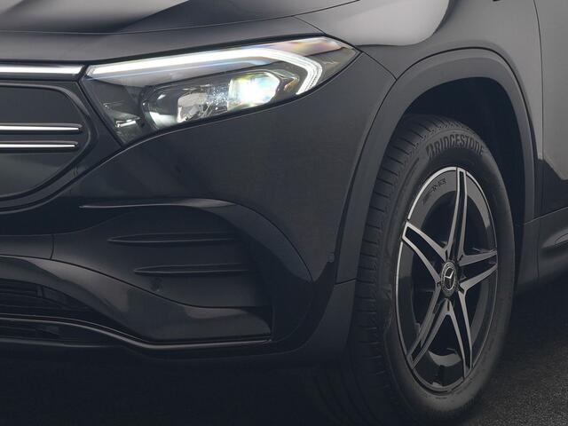 Mercedes-Benz EQB 300 4MATIC AMG Line 69,7 kWh 228pk Dealer O.H. | Trekhaak Af Fabriek | Camera | MBUX Widescreen Navi | Alcantara Sportstoelen Verwarmd | Sfeerverlichting | Night Pakket | Cruise Control | Virtual | DAB |