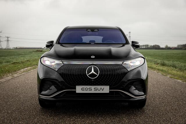 Mercedes-Benz EQS SUV 450 4MATIC 108 kWh AMG Line | Nieuwprijs ¤ 150.752 | Premium Plus Pakket | Panoramaschuifdak | Akoestiekcomfortpakket | Massagestoelen | Trekhaak | Softclose | Verwarmde Voorruit |