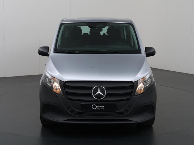 Mercedes-Benz EVITO TOURER 129 L2 PRO 90kWh | 8-PERSOONS | Snelladen 110 KWh | Navigatie | Parkeerpakket | Comfortbestuurdersstoel |Dodehoekassistent | 8 Zitplaatsen | 360Km Range | KORTING ¤25.700,- !!!