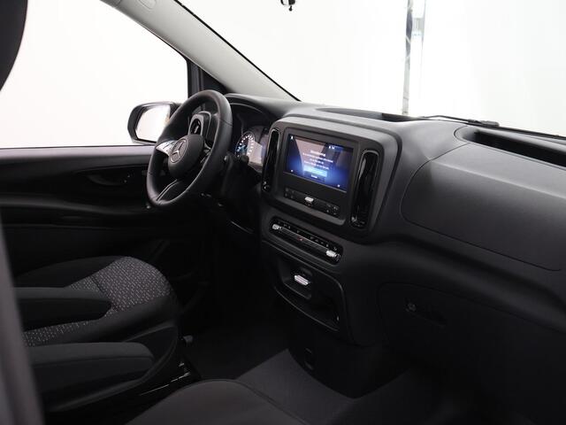 Mercedes-Benz EVITO TOURER 129 L2 PRO 90kWh | 8-PERSOONS | Snelladen 110 KWh | Navigatie | Parkeerpakket | Comfortbestuurdersstoel |Dodehoekassistent | 8 Zitplaatsen | 360Km Range | KORTING ¤25.700,- !!!