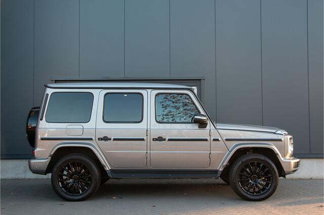 Mercedes-Benz G-KLASSE 500 AMG | ACC | 360 Cam | Burmester 4D | Massage & Ventilatie | Carbon | Lane & Side Assist | Trekhaak 3500kg | Dynamic Select | Garagedeuropener | Treeplanken | Sfeerverlichting | Dealer Onderhouden | Nightpakket | Mojavezilver Metallic | Stoel & Bankver
