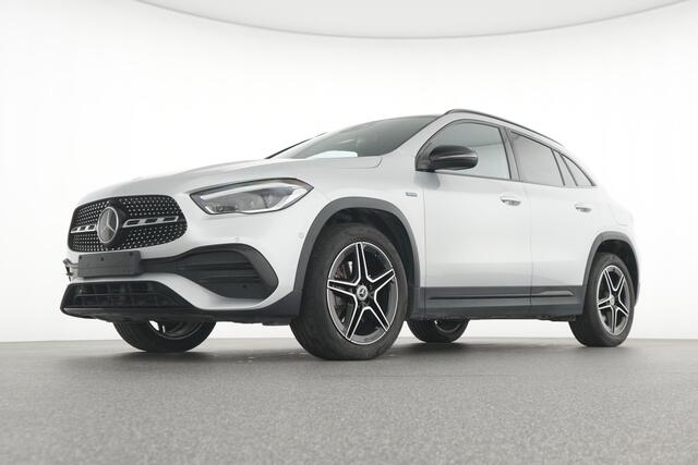 Mercedes-Benz GLA-KLASSE 250 e AMG Nightpakket Plug-In Hybride | Distronic | Keyless Go | Sfeerverlichting | Sound System | Parkeerpakket met Camera | Inclusief 24 maanden Mercedes-Benz Certified garantie voor Europa.