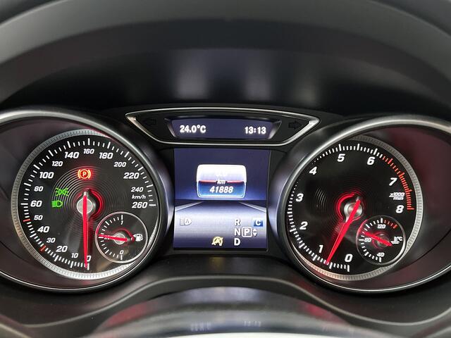 Mercedes-Benz GLA-KLASSE 180 Business Solution AMG Night Upgrade | 5 spaaks lichtmetalen velgen | Navigatie | Trekhaak | Parking support |