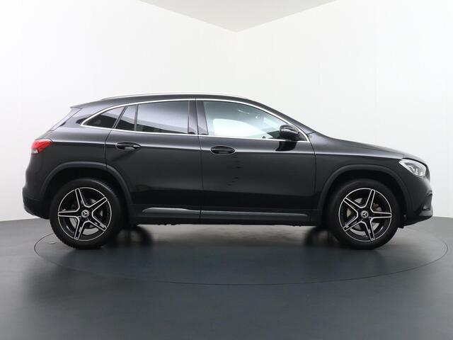Mercedes-Benz GLA-KLASSE 200 Business Solution Luxury AMG Velgen MBUX Sfeerverlichting Camera Dealer onderhouden