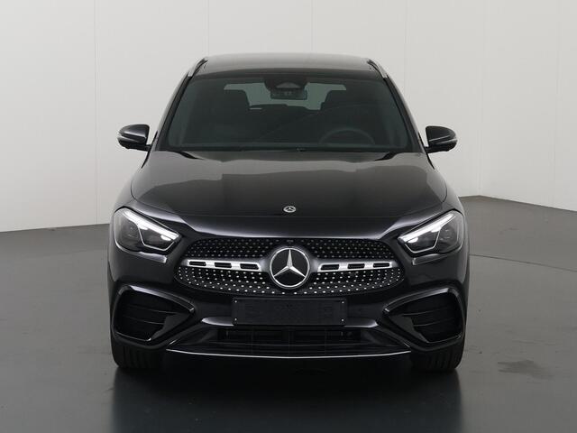 Mercedes-Benz GLA-KLASSE 250e Business Solution AMG | Panoramaschuifdak | Premium Plus | 360°-camera | Augmented Reality Navigation | Stoelverwarming | Head-up display | Dodehoekassistent |