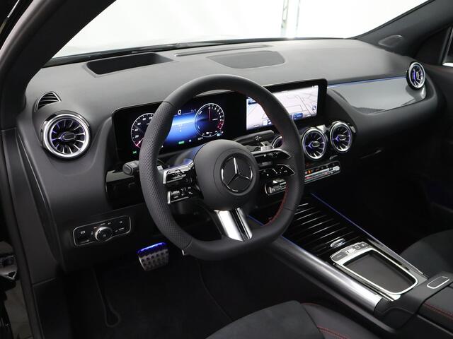 Mercedes-Benz GLA-KLASSE 250e Business Solution AMG | Panoramaschuifdak | Premium Plus | 360°-camera | Augmented Reality Navigation | Stoelverwarming | Head-up display | Dodehoekassistent |