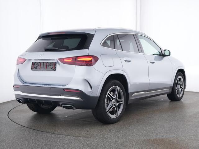 Mercedes-Benz GLA-KLASSE 250 e AMG Plug-In Hybride AMG Line | Head-up-Display | Distronic | 11Kw Laden | Stuur en Stoelverwarming | Sfeerverlichting. Inclusief 48 maanden Mercedes-Benz Certified garantie voor Europa.