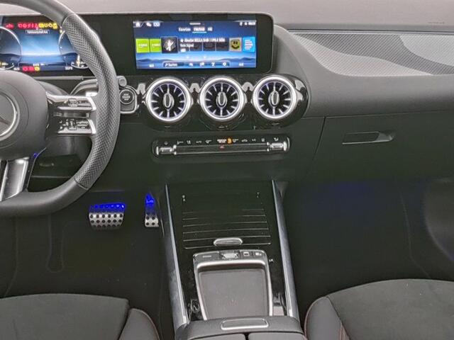 Mercedes-Benz GLA-KLASSE 250 e AMG Plug-In Hybride AMG Line | Head-up-Display | Distronic | 11Kw Laden | Stuur en Stoelverwarming | Sfeerverlichting. Inclusief 48 maanden Mercedes-Benz Certified garantie voor Europa.