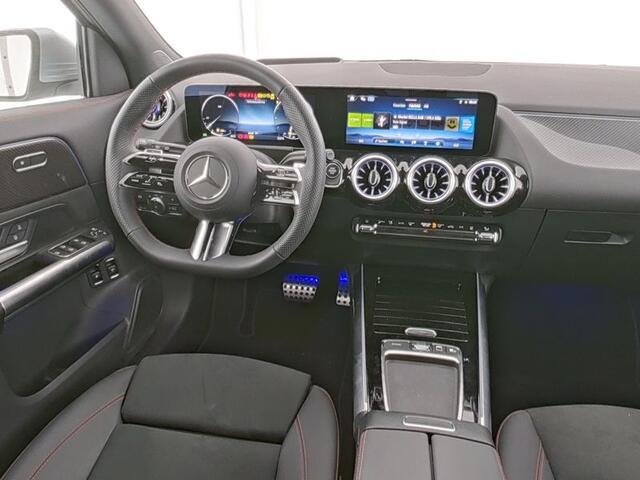 Mercedes-Benz GLA-KLASSE 250 e AMG Plug-In Hybride AMG Line | Head-up-Display | Distronic | 11Kw Laden | Stuur en Stoelverwarming | Sfeerverlichting. Inclusief 48 maanden Mercedes-Benz Certified garantie voor Europa.