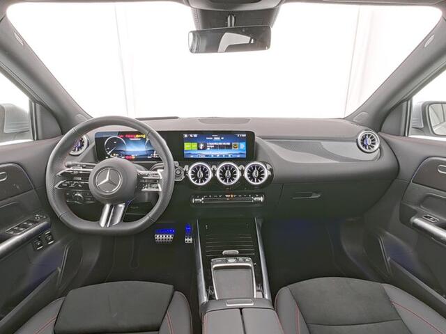 Mercedes-Benz GLA-KLASSE 250 e AMG Plug-In Hybride AMG Line | Head-up-Display | Distronic | 11Kw Laden | Stuur en Stoelverwarming | Sfeerverlichting. Inclusief 48 maanden Mercedes-Benz Certified garantie voor Europa.