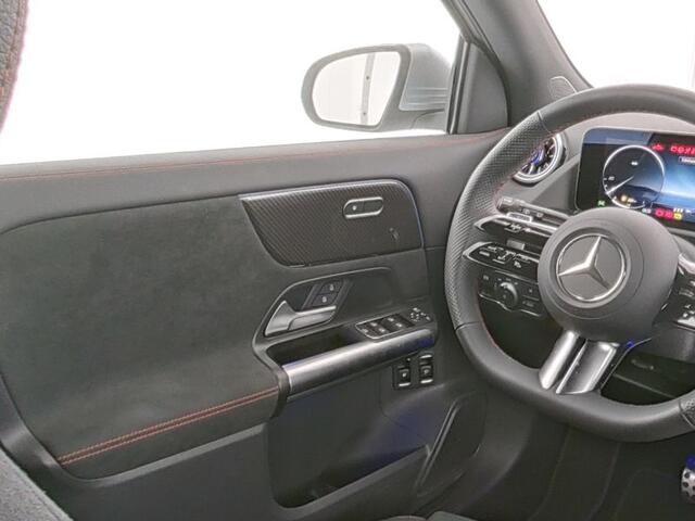 Mercedes-Benz GLA-KLASSE 250 e AMG Plug-In Hybride AMG Line | Head-up-Display | Distronic | 11Kw Laden | Stuur en Stoelverwarming | Sfeerverlichting. Inclusief 48 maanden Mercedes-Benz Certified garantie voor Europa.