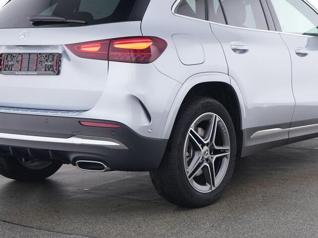 Mercedes-Benz GLA-KLASSE 250 e AMG Plug-In Hybride AMG Line | Head-up-Display | Distronic | 11Kw Laden | Stuur en Stoelverwarming | Sfeerverlichting. Inclusief 48 maanden Mercedes-Benz Certified garantie voor Europa.