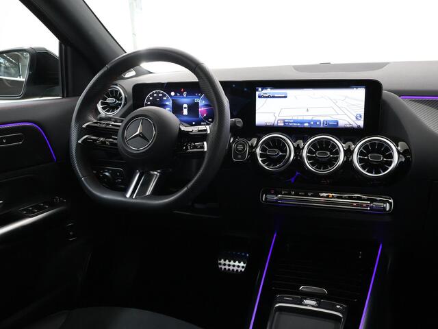 Mercedes-Benz GLA-KLASSE 180 AMG Line | Panoramadak | Burmester |Stoelverwarming | Widescreen | 19" lichtmetalen velgen |