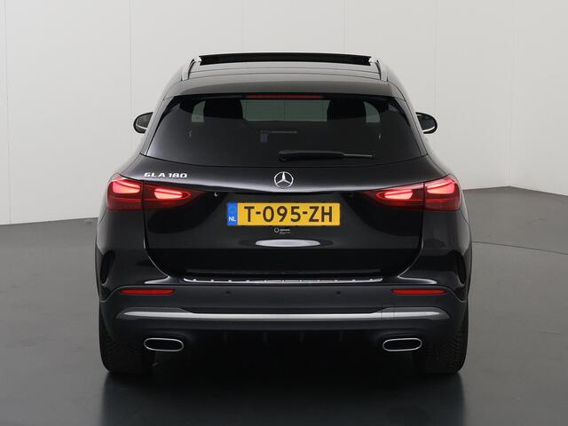 Mercedes-Benz GLA-KLASSE 180 AMG Line | Panoramadak | Burmester |Stoelverwarming | Widescreen | 19" lichtmetalen velgen |