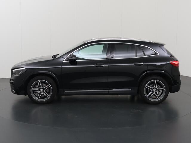 Mercedes-Benz GLA-KLASSE 180 AMG Line | Panoramadak | Burmester |Stoelverwarming | Widescreen | 19" lichtmetalen velgen |