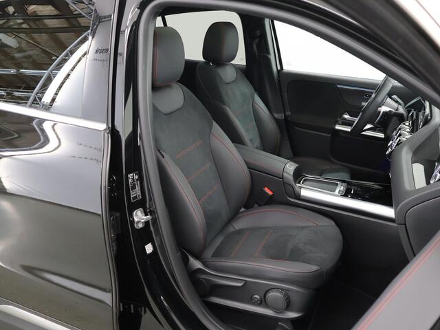 Mercedes-Benz GLA-KLASSE 180 AMG Line | Panoramadak | Burmester |Stoelverwarming | Widescreen | 19" lichtmetalen velgen |