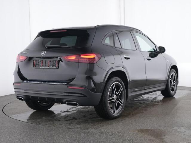 Mercedes-Benz GLA-KLASSE 250 e AMG Plug-In Hybride AMG Line | Night Pakket | Panorama Schuif-Kanteldak | 11kW Laden | Stuur en Stoelverwarming. Inclusief 24 maanden Mercedes-Benz Certified garantie voor Europa.