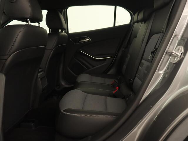 Mercedes-Benz GLA-KLASSE 180d Lease Edition Plus | Trekhaak | Xenon | Half leder | Navigatie | Cruise control | Park Assist | Airco | Bluetooth