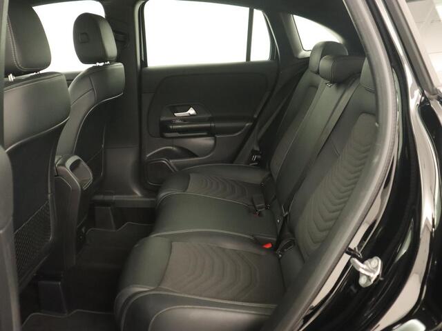 Mercedes-Benz GLA-KLASSE 180 Business Solution | Trekhaak | Stoelverwarming | Camera | Full LED | Half leder | Park Assist | Navigatie