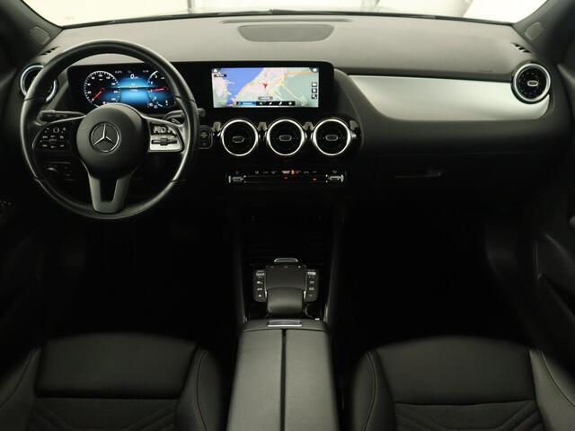 Mercedes-Benz GLA-KLASSE 180 Business Solution | Trekhaak | Stoelverwarming | Camera | Full LED | Half leder | Park Assist | Navigatie