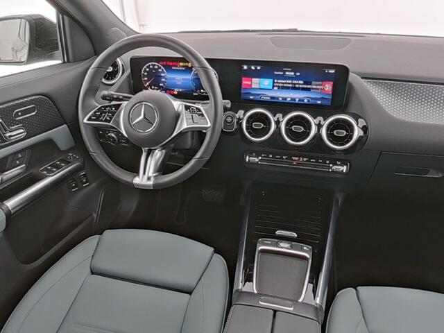 Mercedes-Benz GLA-KLASSE 250 e Plug-In Hybride | Night Pakket | Panorama Schuif-Kanteldak | Trekhaak | Memory voorstoelen | Distronic adapt Cruise | Sportstoelen Spacegrey lederlook | Winterpakket Inclusief 24 maanden MB Certified garantie voor Europa.