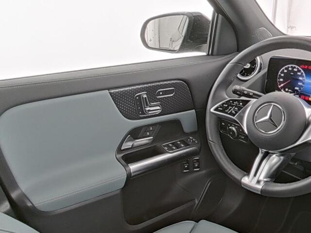 Mercedes-Benz GLA-KLASSE 250 e Plug-In Hybride | Night Pakket | Panorama Schuif-Kanteldak | Trekhaak | Memory voorstoelen | Distronic adapt Cruise | Sportstoelen Spacegrey lederlook | Winterpakket Inclusief 24 maanden MB Certified garantie voor Europa.