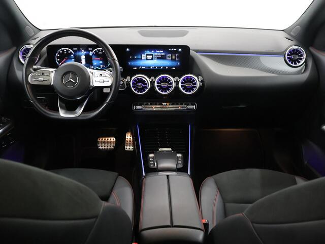 Mercedes-Benz GLA-KLASSE 250 e AMG Line | Night | Panoramadak | Sfeerverlichting | Parkeercamera | Apple carplay |