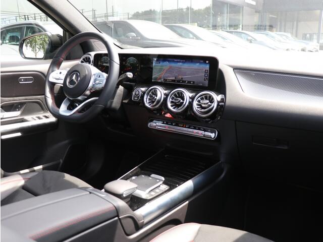 Mercedes-Benz GLA-KLASSE 180 AMG Line I Panoramadak I Trekhaak I Leder I Widescreen