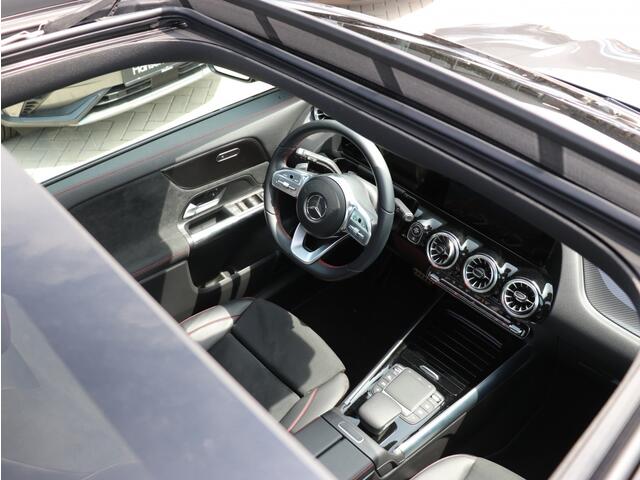 Mercedes-Benz GLA-KLASSE 180 AMG Line I Panoramadak I Trekhaak I Leder I Widescreen