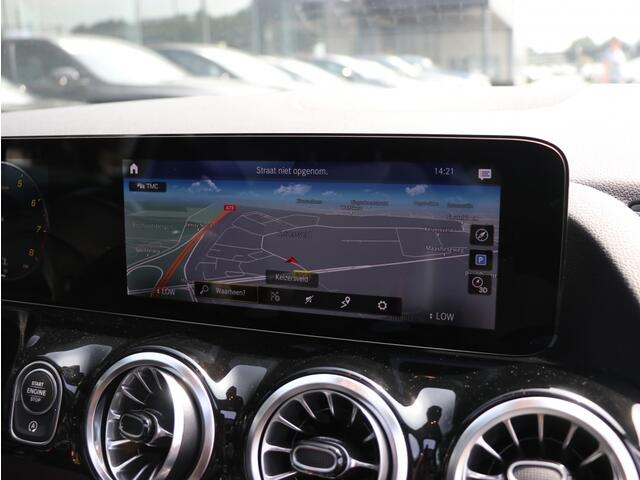 Mercedes-Benz GLA-KLASSE 180 AMG Line I Panoramadak I Trekhaak I Leder I Widescreen