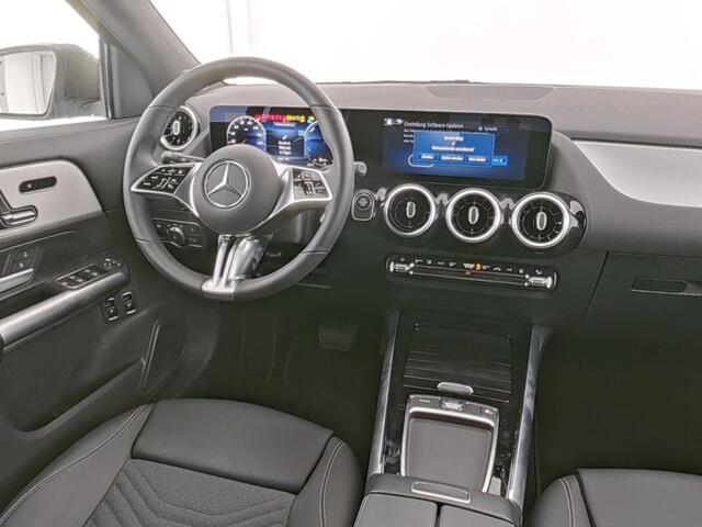 Mercedes-Benz GLA-KLASSE 250 e Plug-In Hybride Trekhaak | AC en DC Laden | Dodehoek Assist | 360° camera | Ledkoplampen | Stuur en SToelverwarming. Inclusief 24 maanden Mercedes-Benz Certified garantie voor Europa.