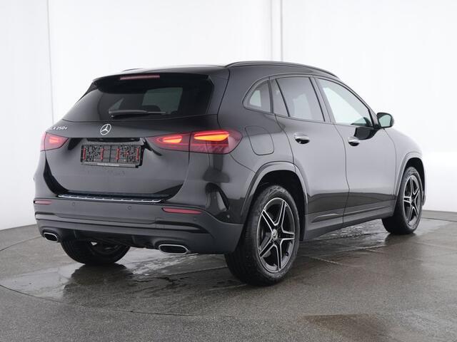 Mercedes-Benz GLA-KLASSE 250 e AMG Plug-In Hybride Trekhaak | AMG Line | Night Pakket | Dodehoek Assist | 11 kW Laden | Stuur en Stoelverwarming. Inclusief 24 maanden MB Certified garantie voor Europa.