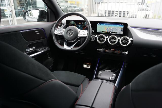 Mercedes-Benz GLA-KLASSE 180 AMG Line l Automaat I Achteruitrij camera l Tempomaat l Stoelverwarming l Sfeerverlichting l MBUX l Widescreen l Keyless Go l Night pakket l Spiegel pakket l l Camera l Carbon inleg l Draadloos opladen telefoon l LED High Performance koplampen l THERM