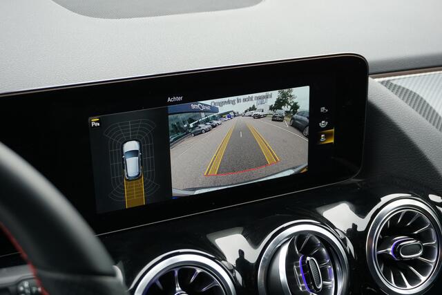 Mercedes-Benz GLA-KLASSE 180 AMG Line l Automaat I Achteruitrij camera l Tempomaat l Stoelverwarming l Sfeerverlichting l MBUX l Widescreen l Keyless Go l Night pakket l Spiegel pakket l l Camera l Carbon inleg l Draadloos opladen telefoon l LED High Performance koplampen l THERM