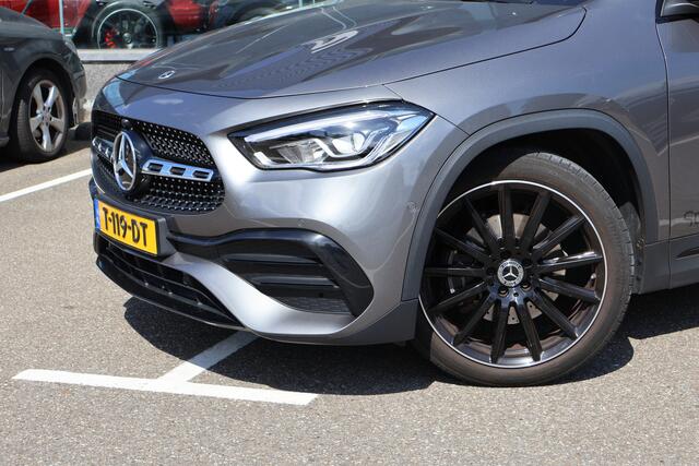 Mercedes-Benz GLA-KLASSE 180 AMG Line l Automaat I Achteruitrij camera l Tempomaat l Stoelverwarming l Sfeerverlichting l MBUX l Widescreen l Keyless Go l Night pakket l Spiegel pakket l l Camera l Carbon inleg l Draadloos opladen telefoon l LED High Performance koplampen l THERM