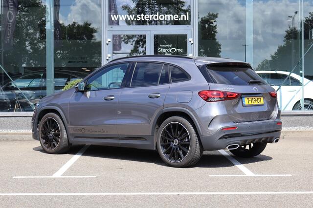 Mercedes-Benz GLA-KLASSE 180 AMG Line l Automaat I Achteruitrij camera l Tempomaat l Stoelverwarming l Sfeerverlichting l MBUX l Widescreen l Keyless Go l Night pakket l Spiegel pakket l l Camera l Carbon inleg l Draadloos opladen telefoon l LED High Performance koplampen l THERM