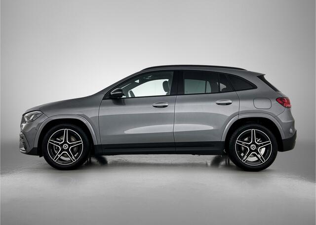 Mercedes-Benz GLA-KLASSE 180 Business Solution AMG | Nightpakket | Trekhaak | Smartphone Integratie | Panoramaschuifdak | Stoelverwarming | Multibeam LED | Keyless-Go comfortpakket |