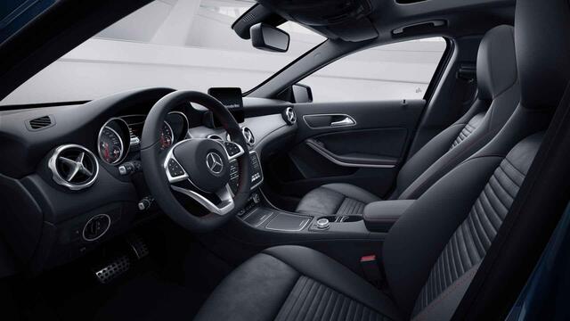 Mercedes-Benz GLA-KLASSE 180 Business Solution AMG | Panoramadak | 19" lichtmetalen velgen | Keyless | Achteruitrijcamera |