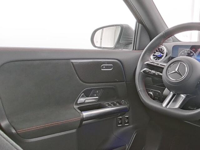 Mercedes-Benz GLA-KLASSE 250 e AMG Plug-In Hybride AMG Line | Panorama Schuif-Kanteldak | Sfeerverlichting | Dosehoek Assist | Stuur en Stoelverwarming. Inclusief 24 maanden MB Certified garantie voor Europa.