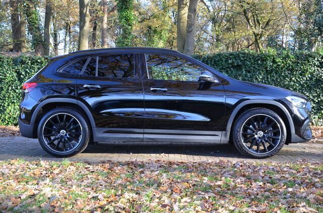 Mercedes-Benz GLA-KLASSE 200 AMG Line Navi/Pdc/Ecc/Acteruitrijcamera/Panoramadak/Sfeerverlichting/Stoelverwarming/elektrisch verstelbare stoel(en) met geheugen/Matrix-Led/Cr-Controle/Privacy-Glass/19-Inch Lmv