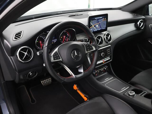 Mercedes-Benz GLA-KLASSE 180 Business Solution AMG | Panoramadak | 19" lichtmetalen velgen | Keyless | Achteruitrijcamera |
