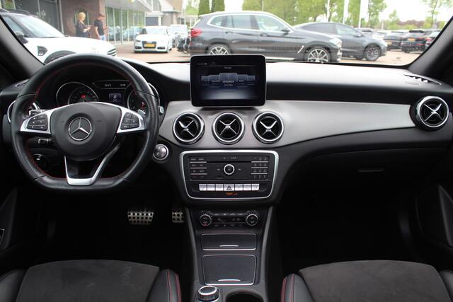 Mercedes-Benz GLA-KLASSE 180 Business Solution AMG Night Upgrade / Camera / Apple CarPlay / 19'' / Half leder / Navigatie / Getint glas / Stoelverwarming / Cruise Control