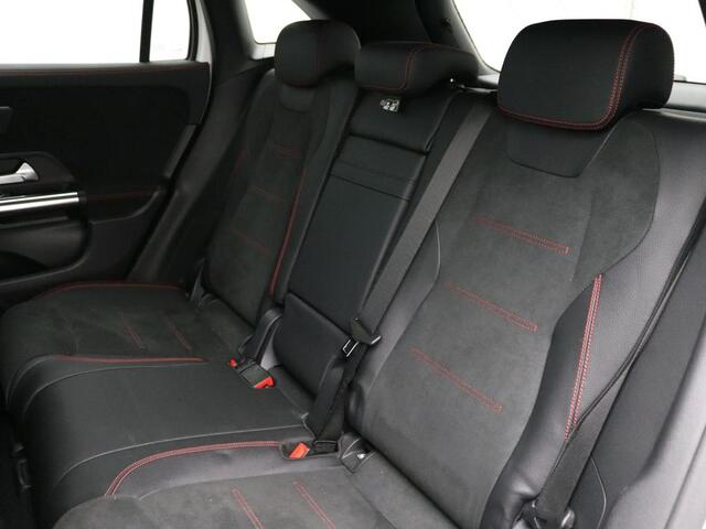 Mercedes-Benz GLA-KLASSE 200 Business Solution AMG AMG Lne | Night Pakket | Panorama Schuif-Kanteldak | Trekhaak | Sfeerverlichting. Inclusief 24 maanden Mercedes-Benz Certified garantie voor Europa.