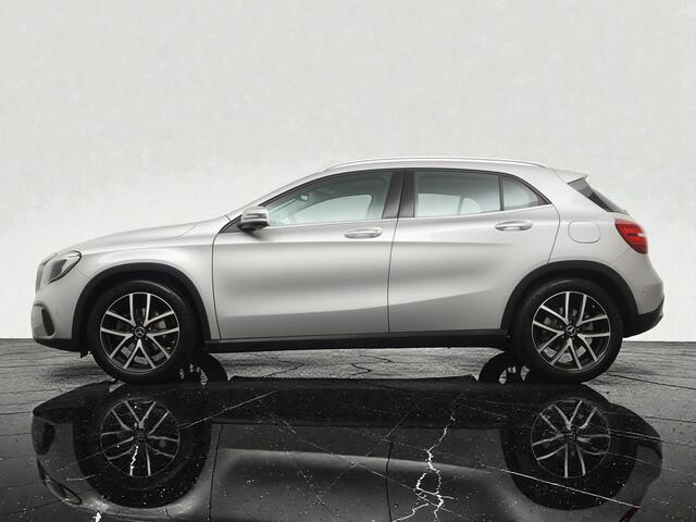 Mercedes-Benz GLA-KLASSE 200 Premium Automaat - Navigatie - Camera - Panoramadak - 18 inch LM velgen - Afneembare trekhaak - 12 maanden garantie