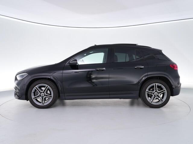 Mercedes-Benz GLA-KLASSE 200 AMG Line |dealer onderhouden|panoramadak|carbon interieur|Apple Carplay|trekhaak|stoelverwarming|parkeercamera|sfeerverlichting|19"|