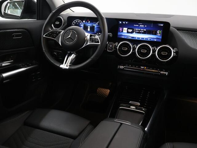 Mercedes-Benz GLA-KLASSE 250 e Luxury Line | Trekhaak | Verwarmd stuur | Winter pakket | 11 KW laden | Stoelverwarming |