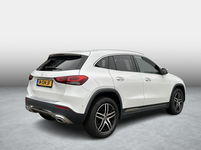 Mercedes-Benz GLA-KLASSE 180 Business Solution Luxury | Panoramadak | Memory | Sfeerverlichting